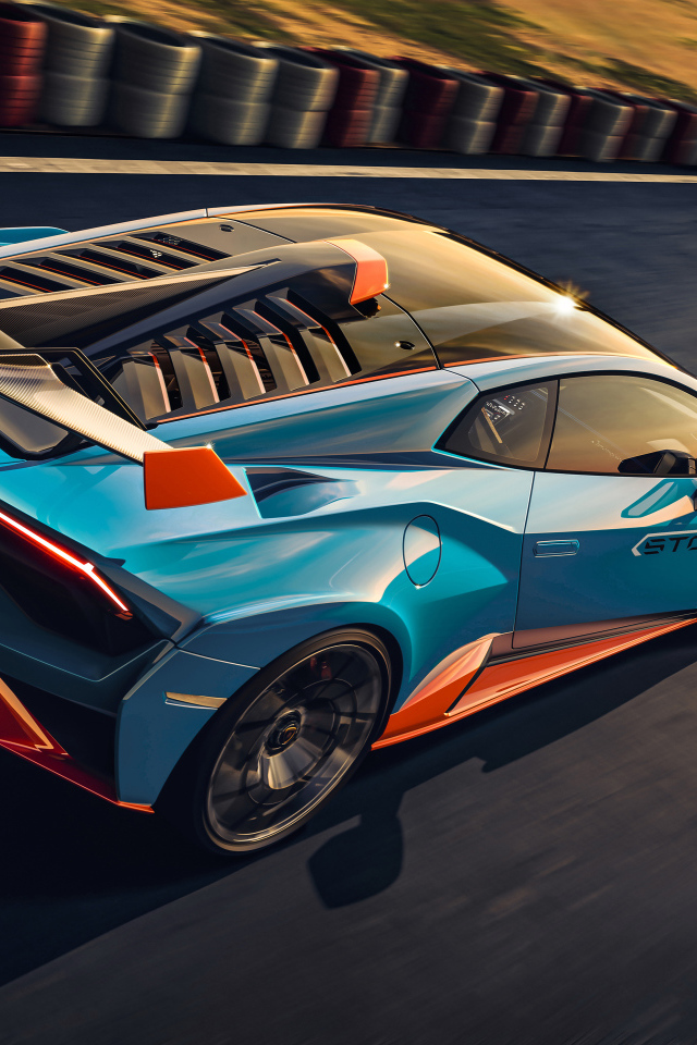 Быстрый автомобиль Lamborghini Huracán STO 2021 года на гоночной трассе