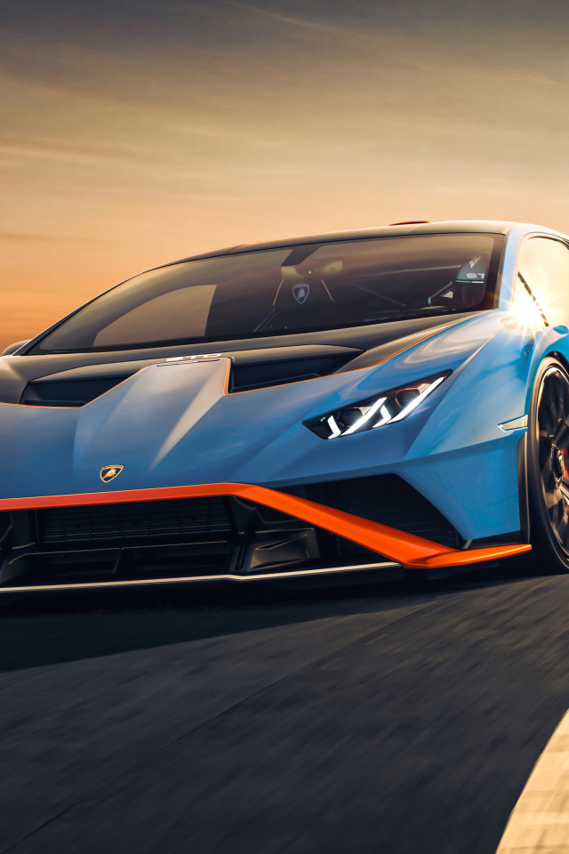 Автомобиль Lamborghini Huracán STO 2021 года на трассе