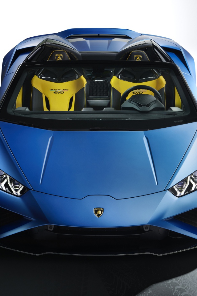 Синий автомобиль Lamborghini Huracan EVO RWD Spyder 2020 года на сером фоне 