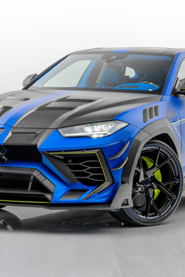 Автомобиль Mansory Lamborghini Urus Venatus 2020 года на сером фоне