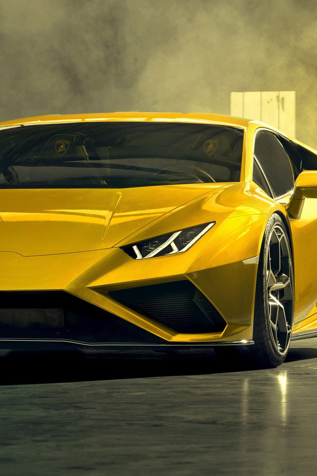 Заведенный автомобиль Lamborghini Huracan EVO RWD 2020 года в гараже 