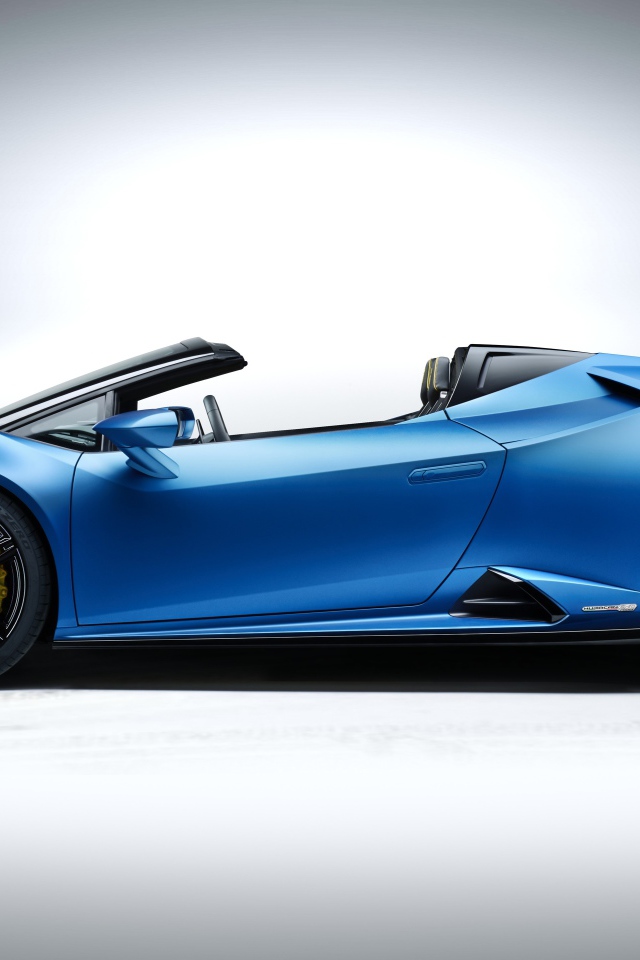 Дорогой быстрый автомобиль Lamborghini Huracan EVO RWD Spyder 2020 года на сером фоне 