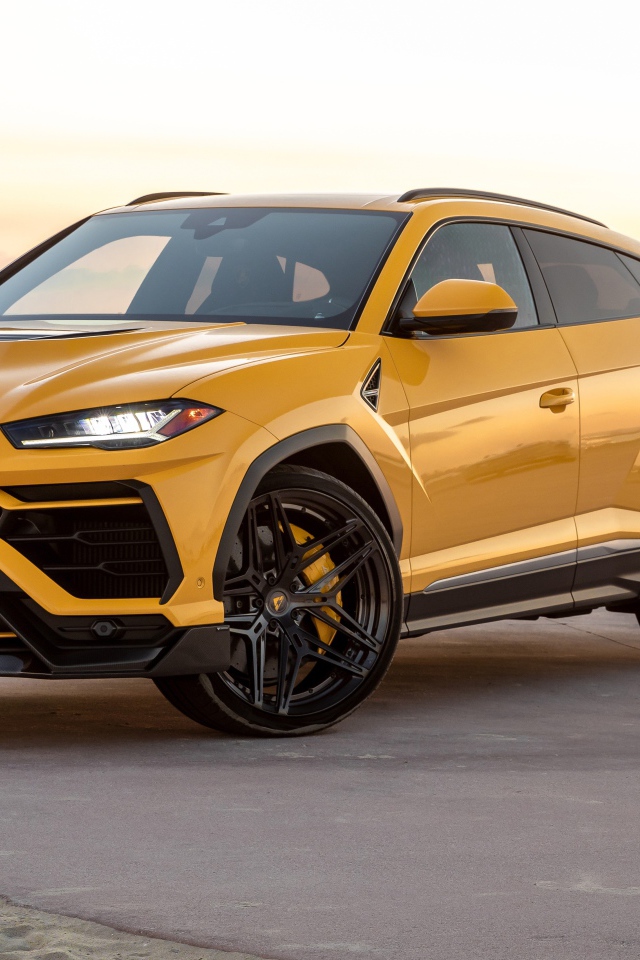 Автомобиль Lamborghini Urus у воды 
