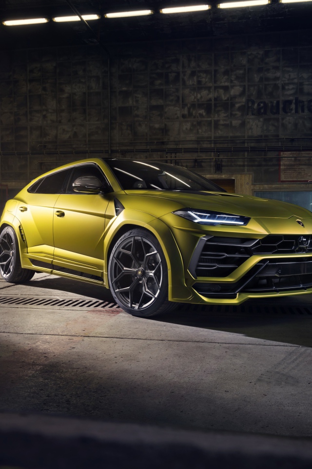 Автомобиль Lamborghini Urus в ангаре 