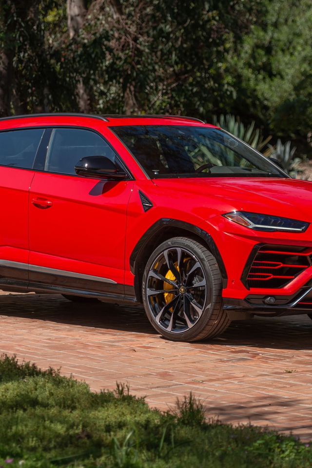 Красный Lamborghini Urus Shiny в парке 