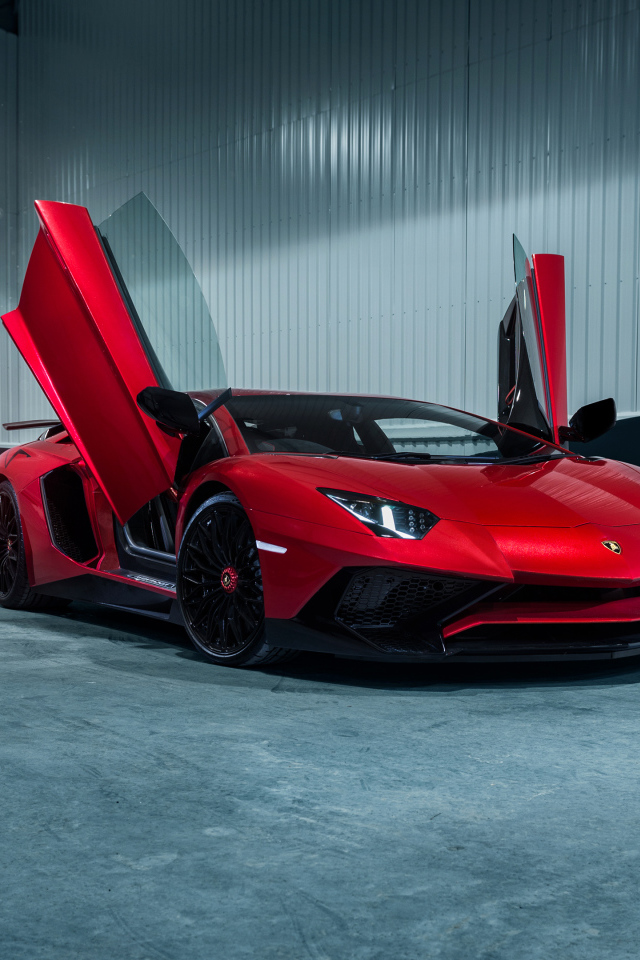 Красный автомобиль Lamborghini Aventador SV  с открытыми дверями