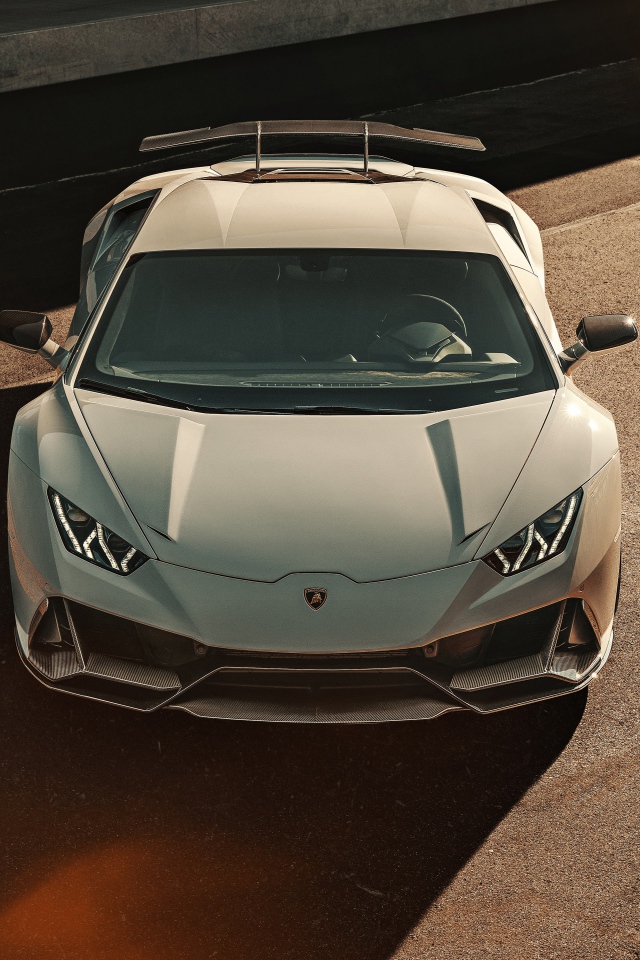 Серебристый автомобиль  Lamborghini Huracan EVO 2020 года вид сверху