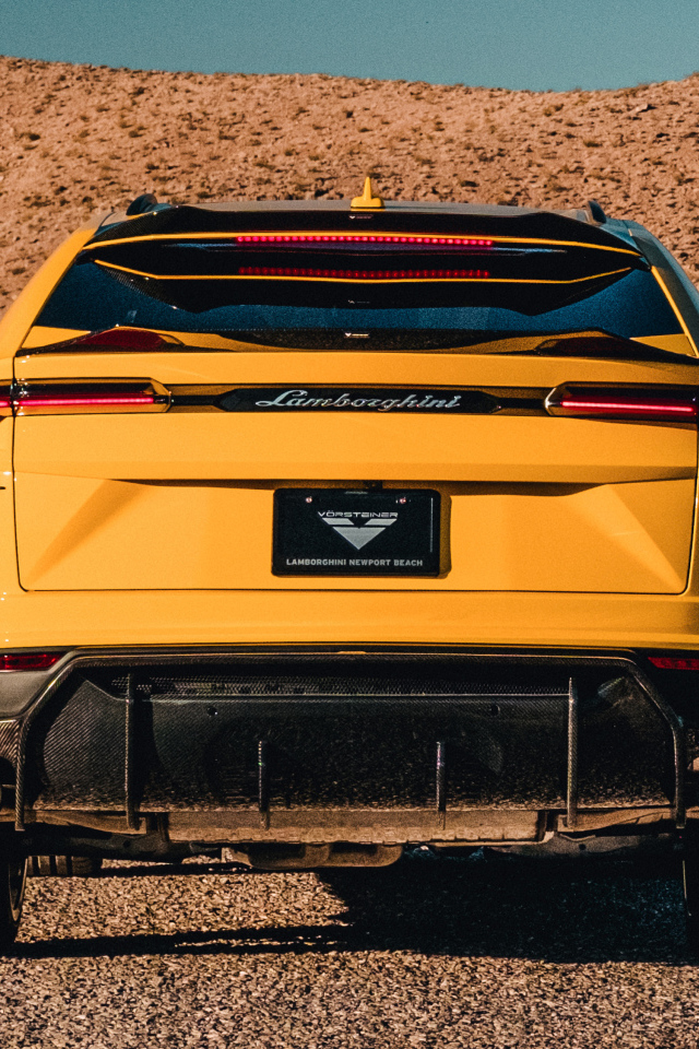 Желтый автомобиль Lamborghini Urus 2019 года вид сзади