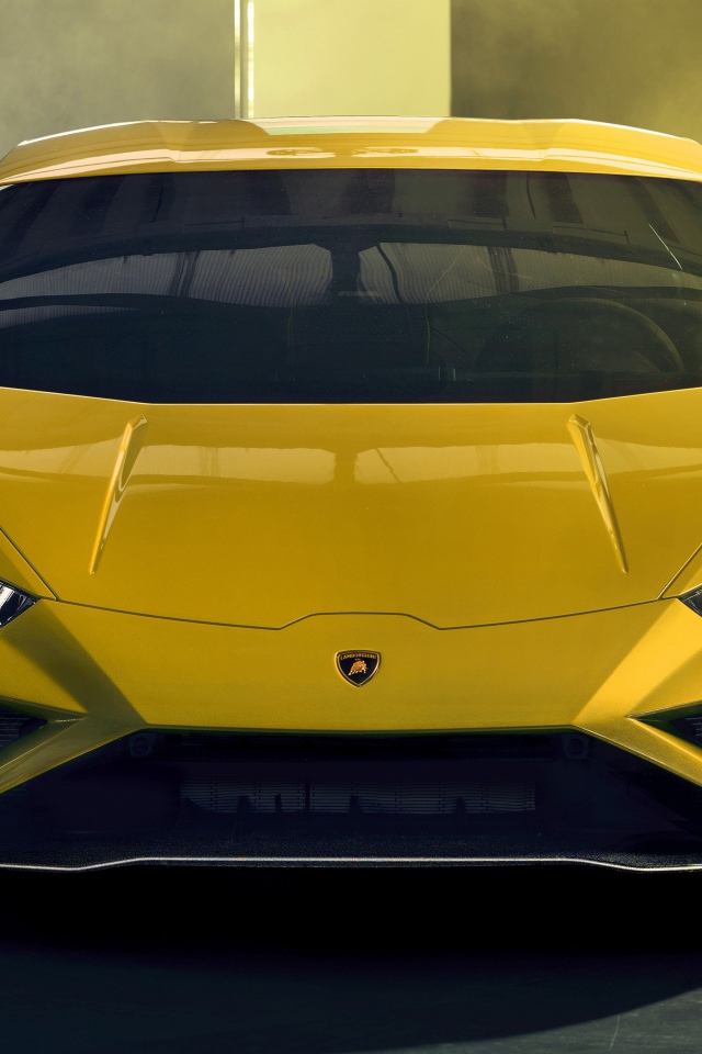 Желтый автомобиль Lamborghini Huracan EVO RWD 2020 года вид спереди