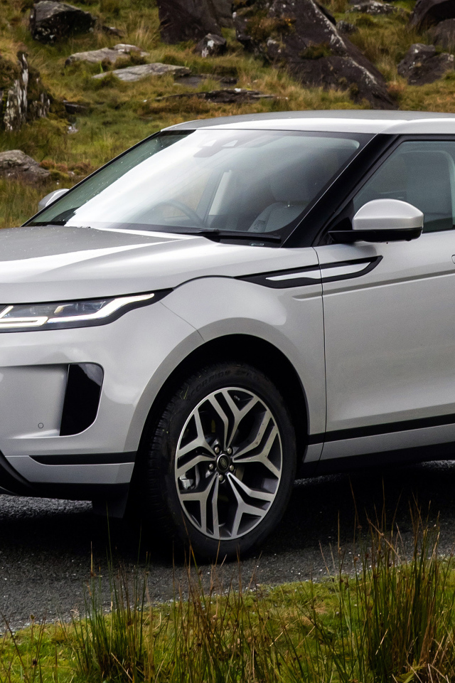 Внедорожник Range Rover Evoque P300e S 2020 года на дороге