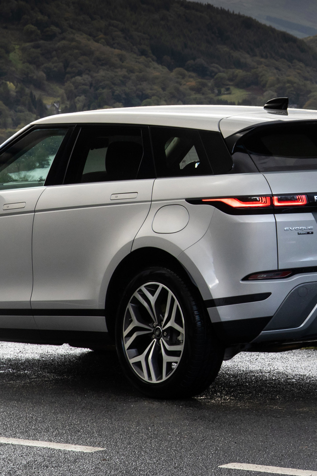 Серебристый автомобиль Range Rover Evoque P300e S 2020 года вид сзади