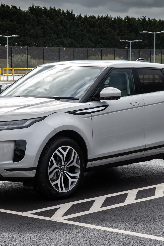 Серебристый автомобиль Range Rover Evoque P300e S 2020 года на заправке