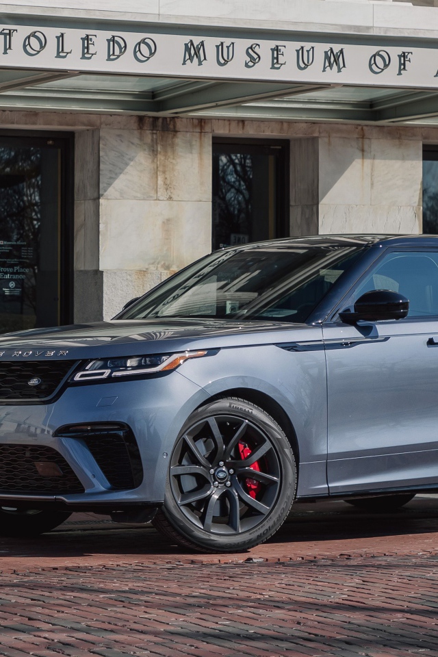 Внедорожник Range Rover Velar, 2020 года у здания музея 