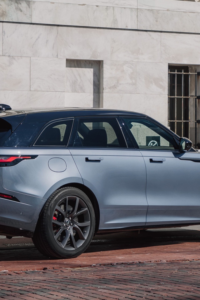 Серебристый автомобиль Range Rover Velar, 2020 года 