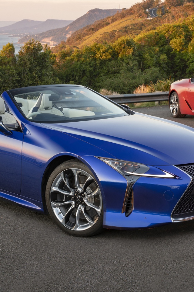 Синий автомобиль Lexus LC 500 Convertible 2020 года 