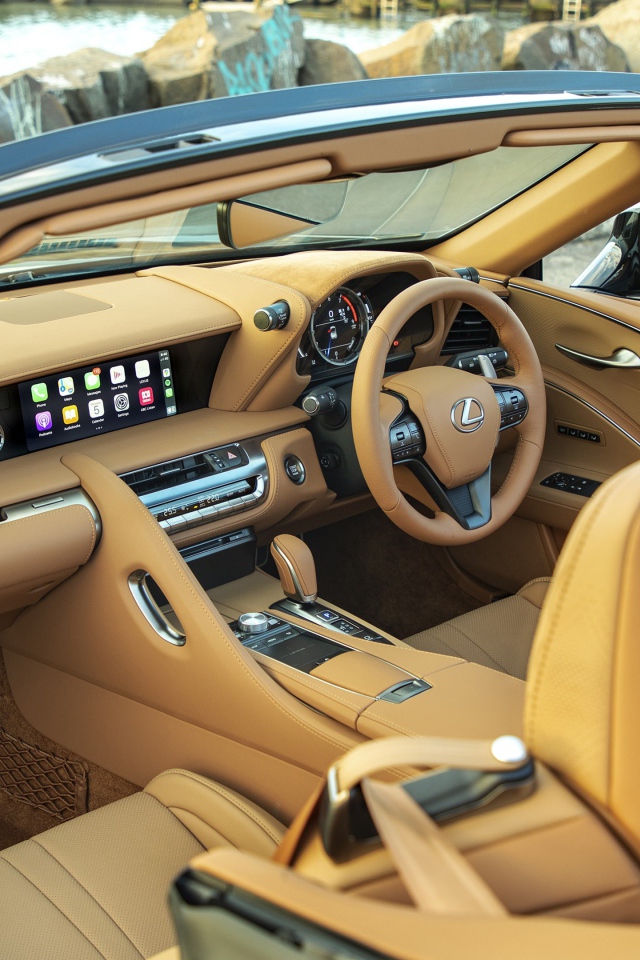 Кожаный салон автомобиля Lexus LC 500 Convertible 2020 года 