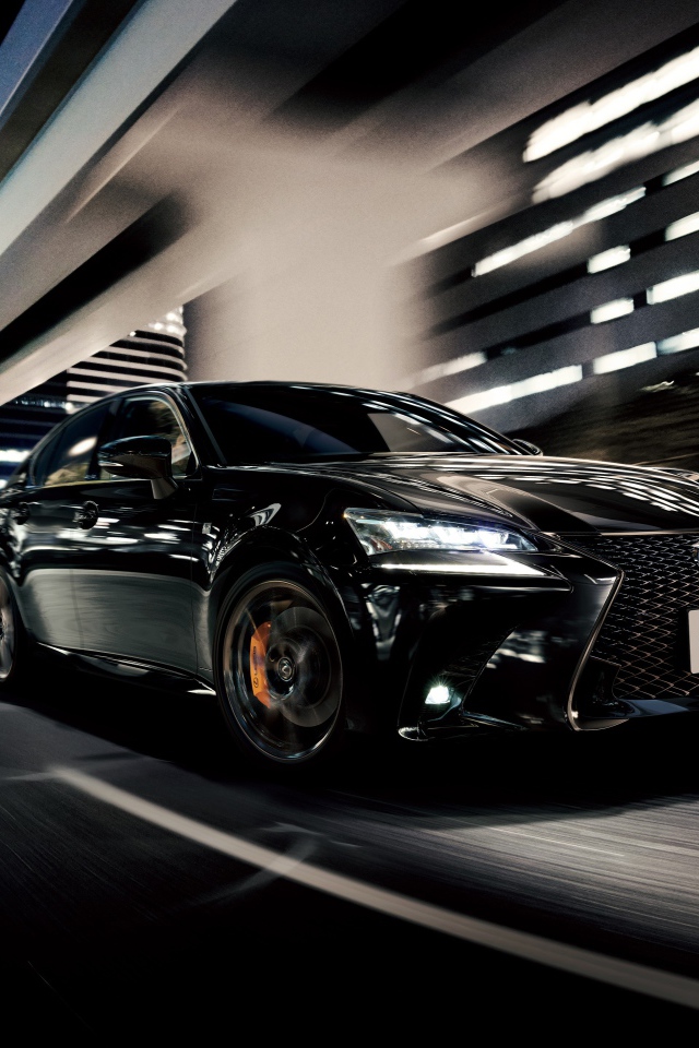 Черный автомобиль Lexus GS 350 Eternal Touring 2020 года едет под мостом 