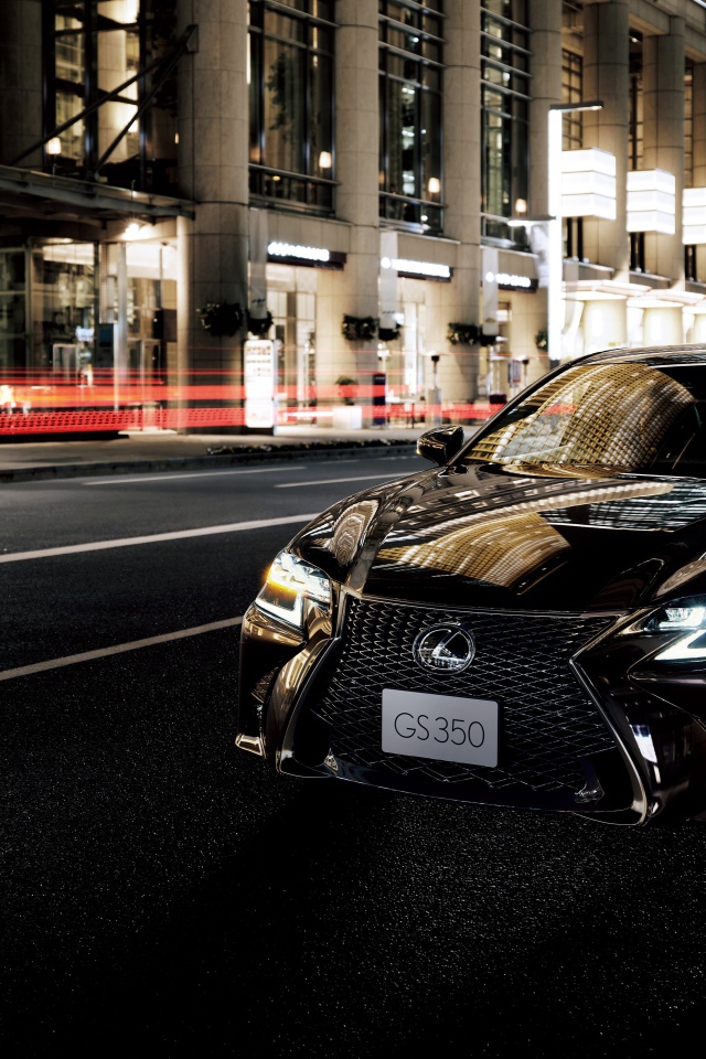 Черный автомобиль Lexus GS 350 Eternal Touring 2020 года на улице города ночью
