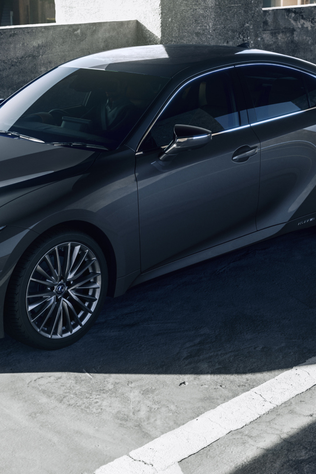 Автомобиль Lexus IS 300h 2021 года на дороге