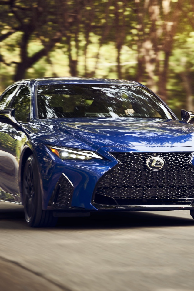 Синий автомобиль  Lexus IS 350 F SPORT, 2021 года на трассе 