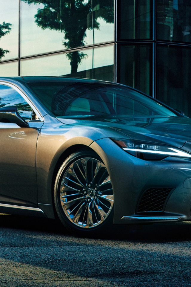 Автомобиль Lexus LS 500h 2021 года у здания
