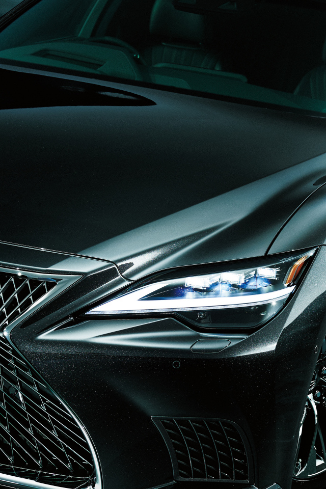 Автомобиль Lexus LS 500h 2021 года крупным планом