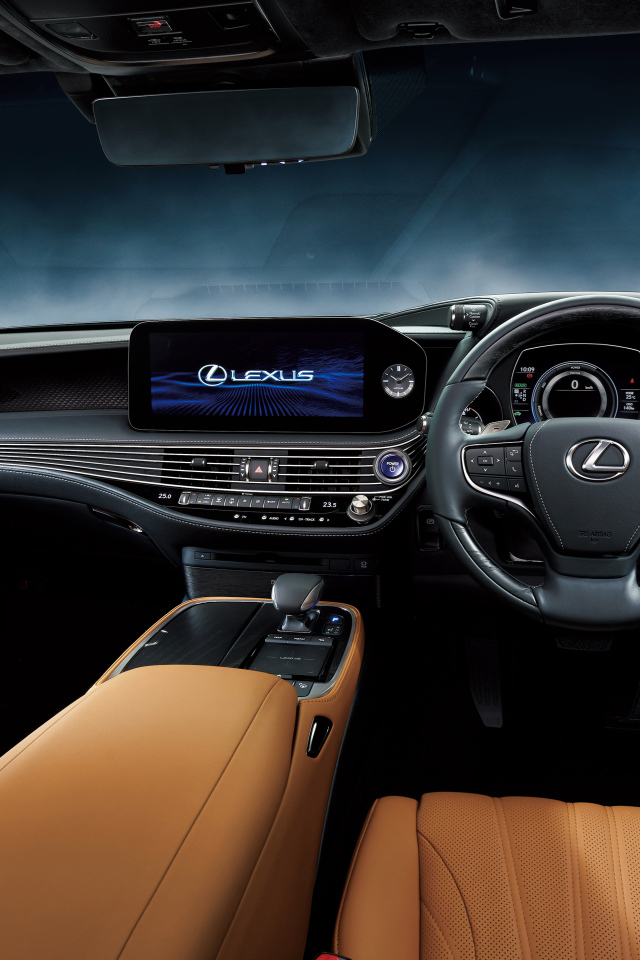 Салон автомобиля Lexus LS 500h 2021 года