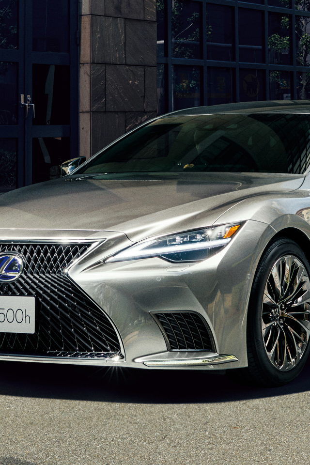 Серебристый автомобиль Lexus LS 500h 2021 года в городе