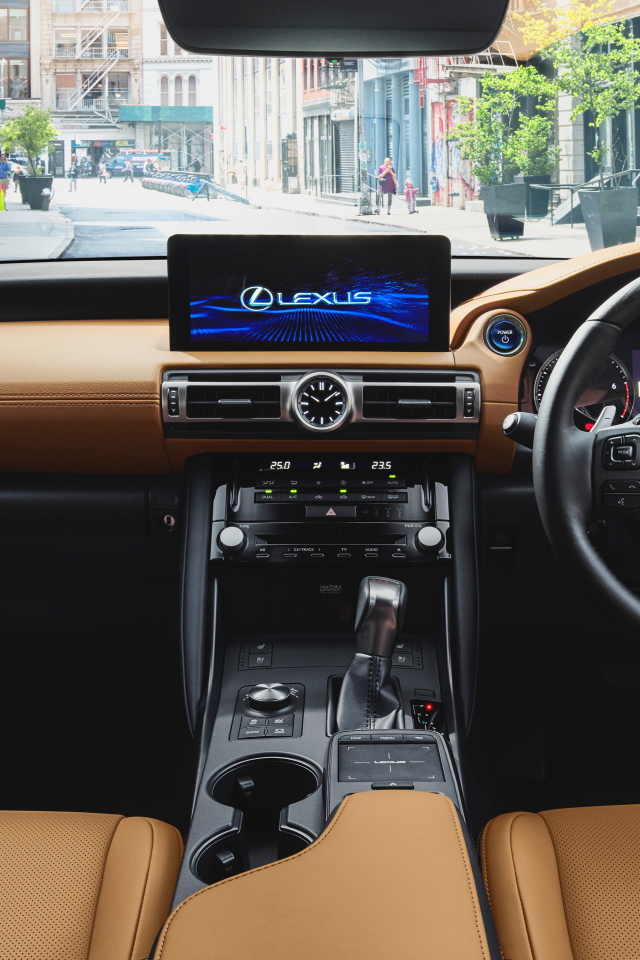 Салон автомобиля Lexus IS 300h 2021 года