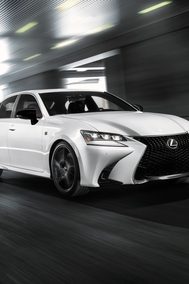 Белый автомобиль Lexus GS 350 F, 2020 года на трассе 