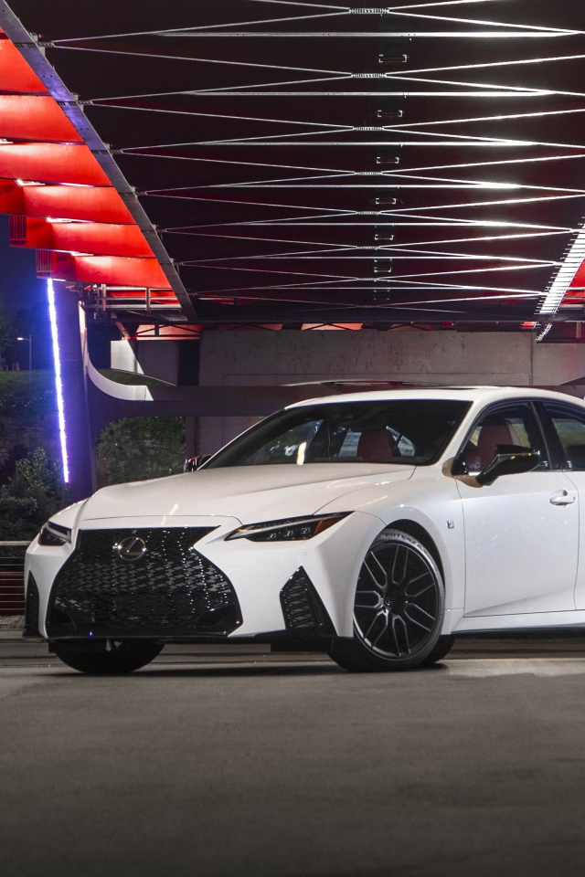 Белый автомобиль  Lexus IS 350 F SPORT, 2021 года под мостом