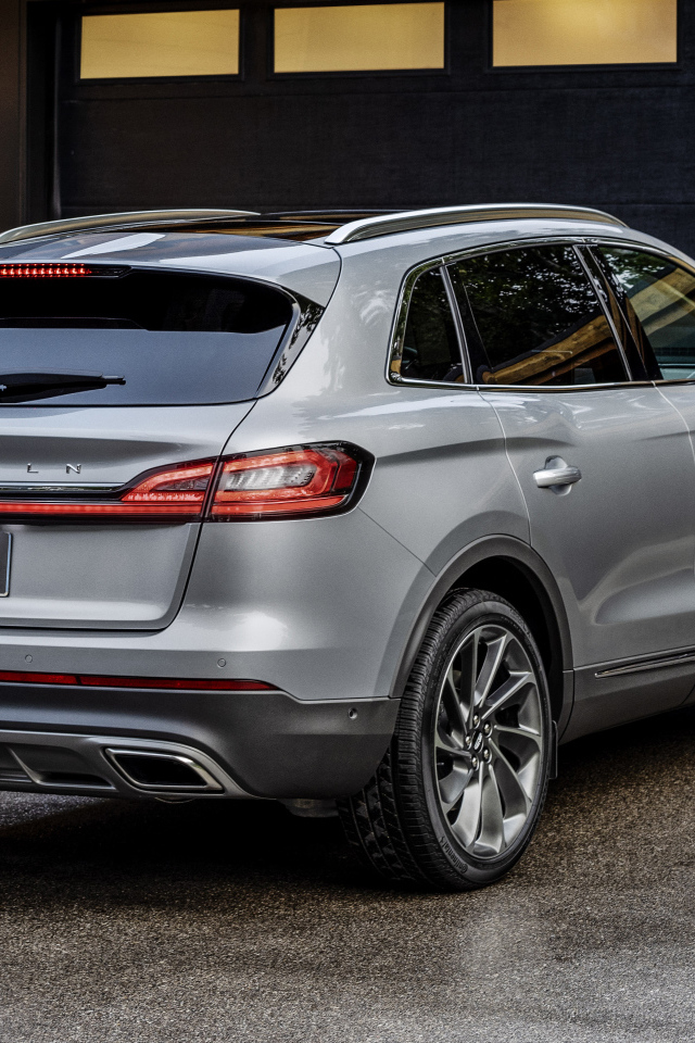 Внедорожник Lincoln Nautilus 2021 года вид сзади