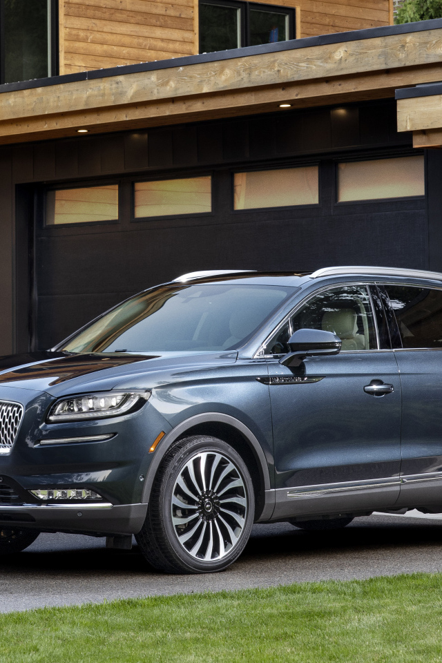 Автомобиль  Lincoln Nautilus 2021 года у гаража