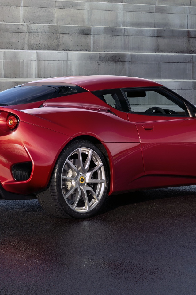 Красный автомобиль Lotus Evora GT410 2020 года вид сзади