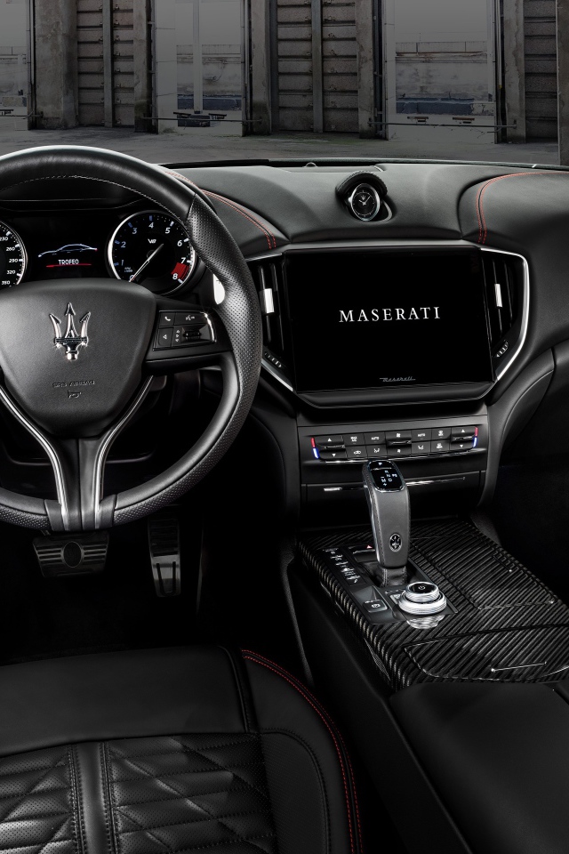Черный кожаный салон Maserati Ghibli Trofeo 2020 года 