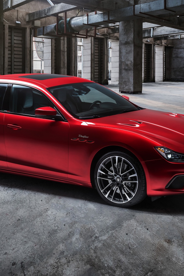 Красный автомобиль Maserati Ghibli Trofeo 2020 года на парковке 