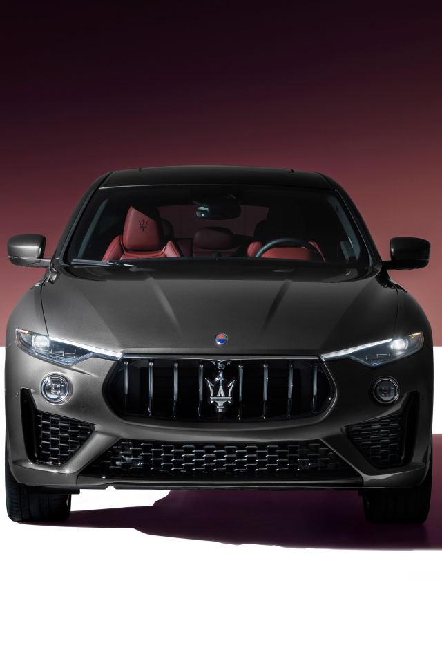Автомобиль Maserati Levante S Q4 GranSport 2021 года вид спереди
