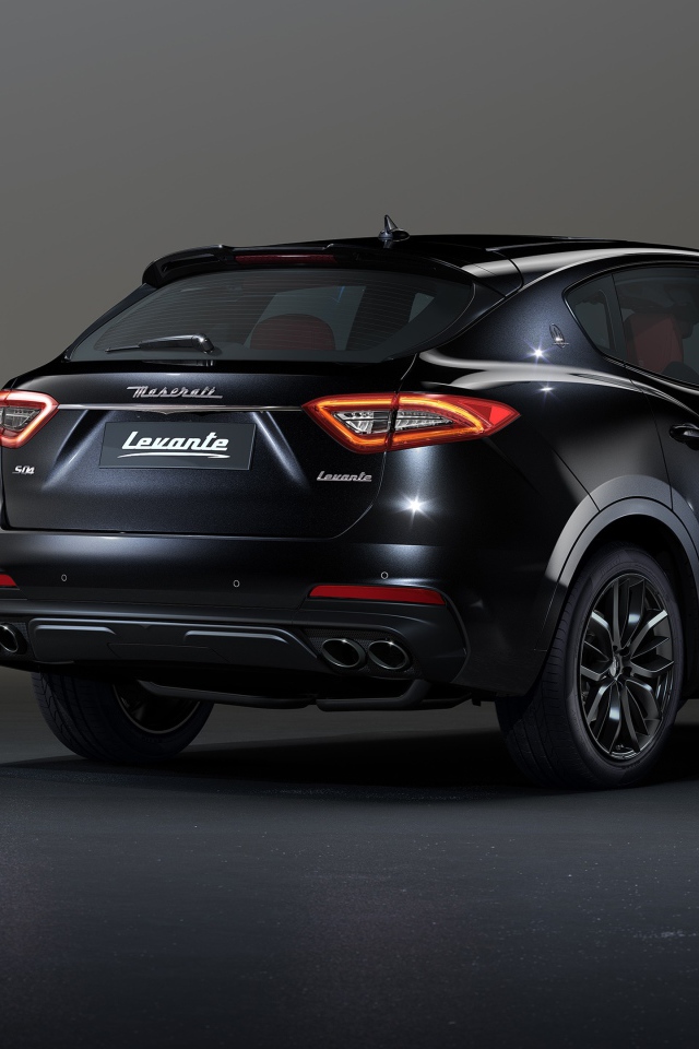 Черный  Maserati Levante S Q4, 2020 года вид сзади