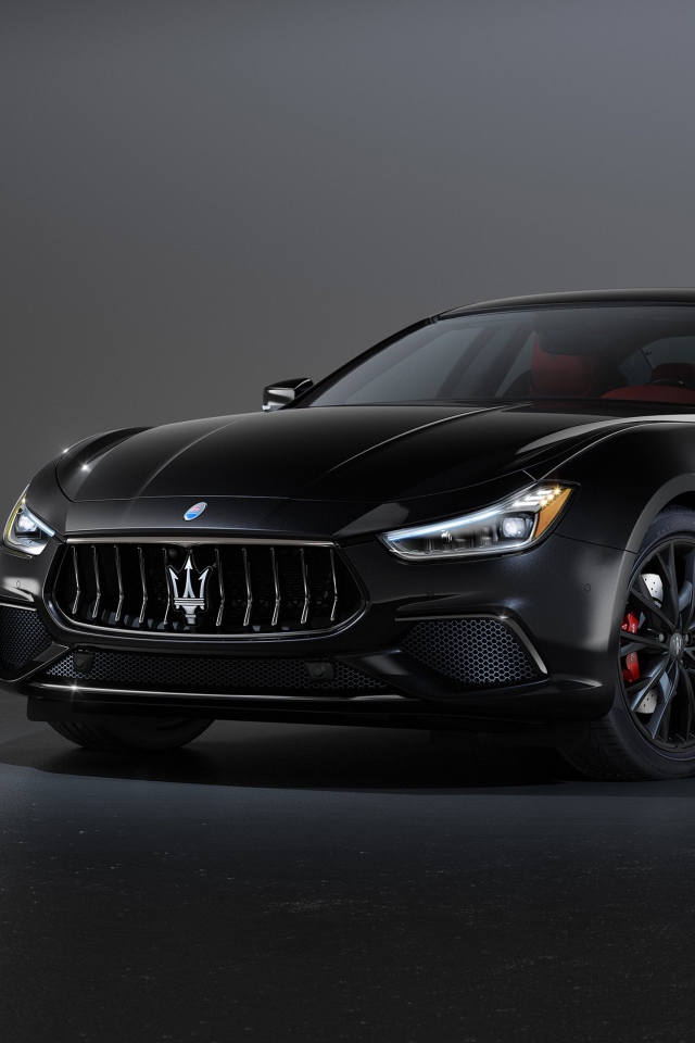 Черный автомобиль Maserati Ghibli S Q4, 2020 года на сером фоне