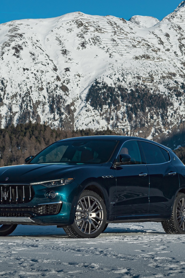 Дорогой автомобиль Maserati Levante GranLusso Royale 2020 года на фоне гор 
