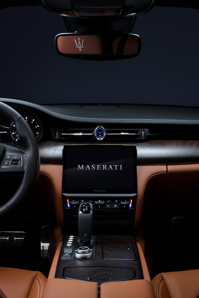Дорогой кожаный салон автомобиля Maserati Quattroporte S Q4 GranLusso 2021 года