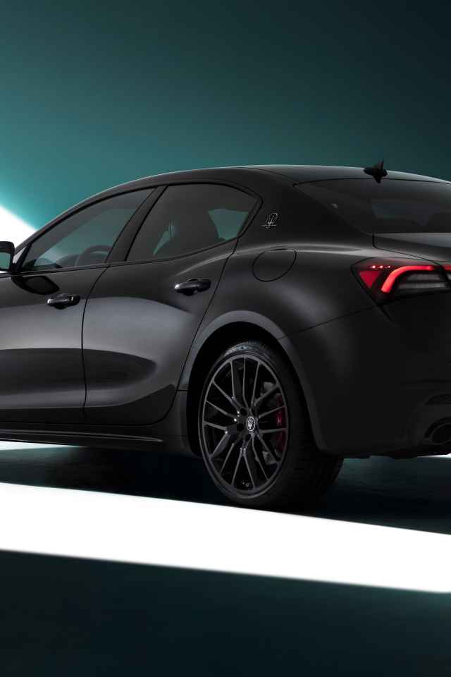 Автомобиль Maserati Ghibli S Q4, 2021 года вид сзади