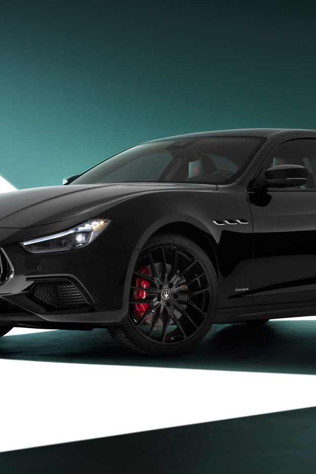 Стильный дорогой автомобиль Maserati Ghibli S Q4 GranSport Nerissimo Pack 2021 года