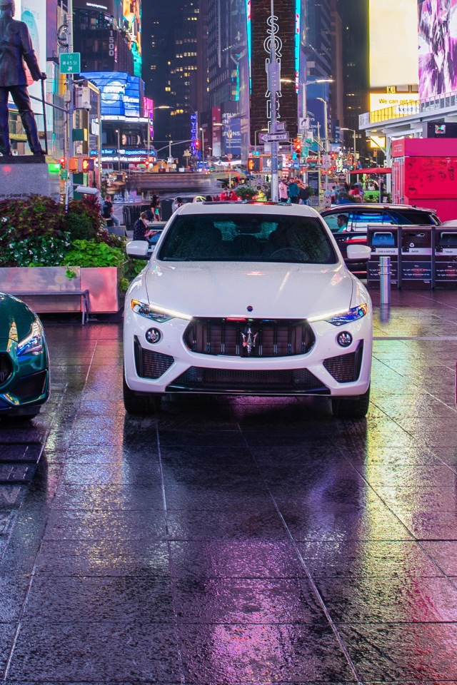 Три автомобиля  Maserati MC20, 2021 года в городе