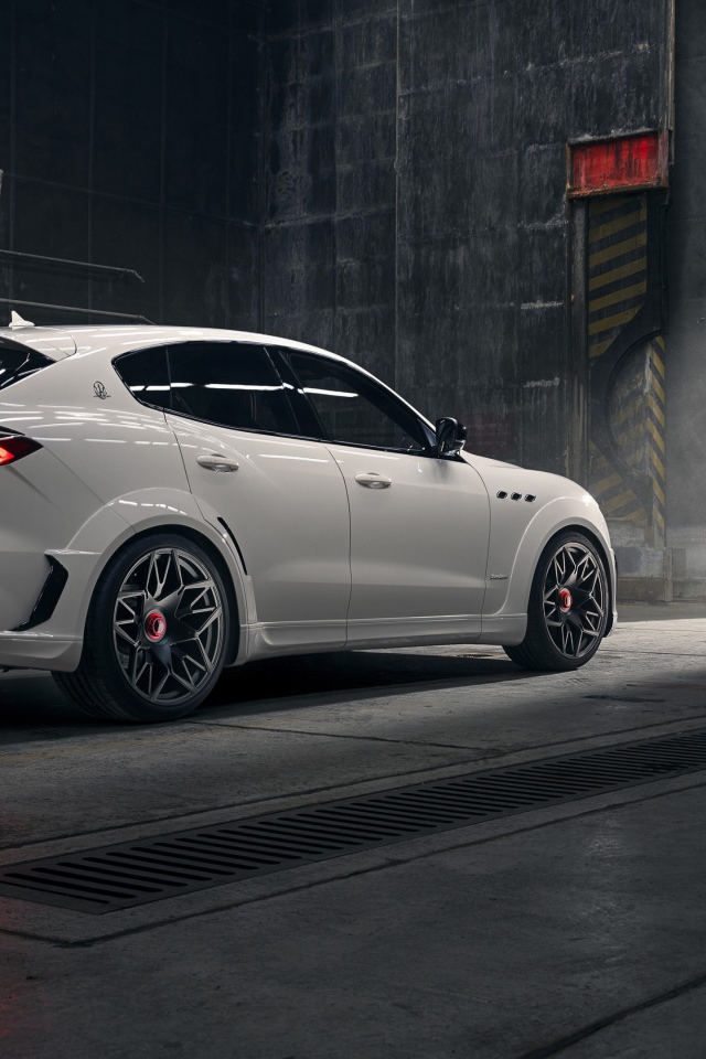 Белый автомобиль  Maserati Levante S Q4 GranSport Esteso V2 2020 года в ангаре 