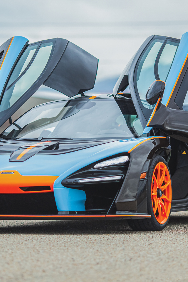 Спортивный автомобиль McLaren MSO Senna Gulf Oil Theme 2019 года с открытыми дверями