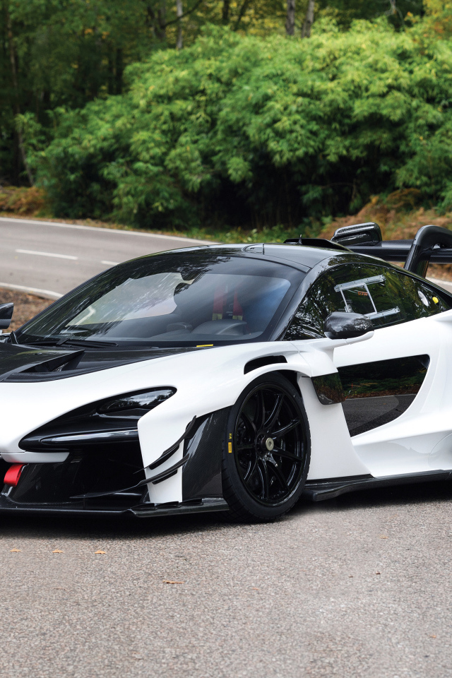 Белый спортивный автомобиль McLaren Senna GTR 2019 года на дороге