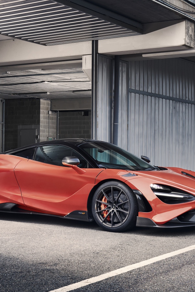 Автомобиль McLaren 765LT 2020 года выезжает из гаража 