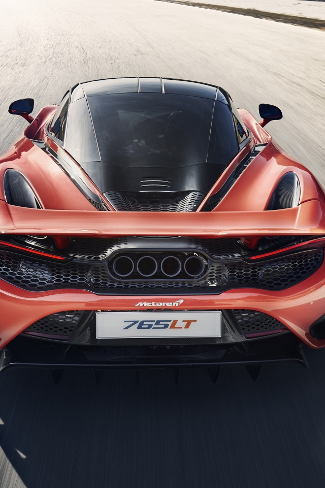 Автомобиль McLaren 765LT 2020 года вид сзади