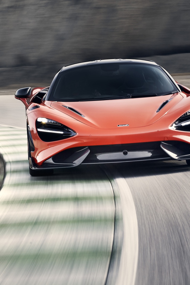 Спортивный автомобиль McLaren 765LT 2020 года на трассе 